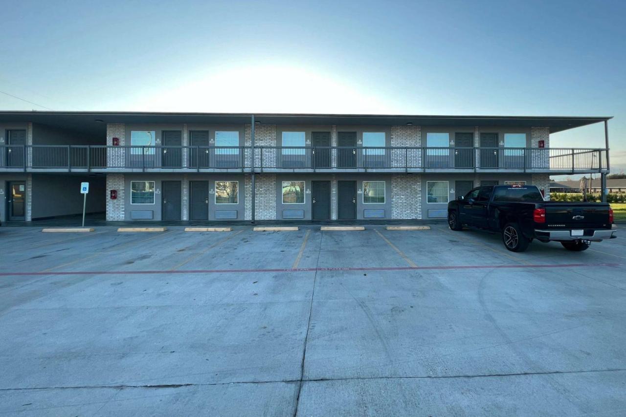 Super 8 By Wyndham Sulphur South Exterior photo